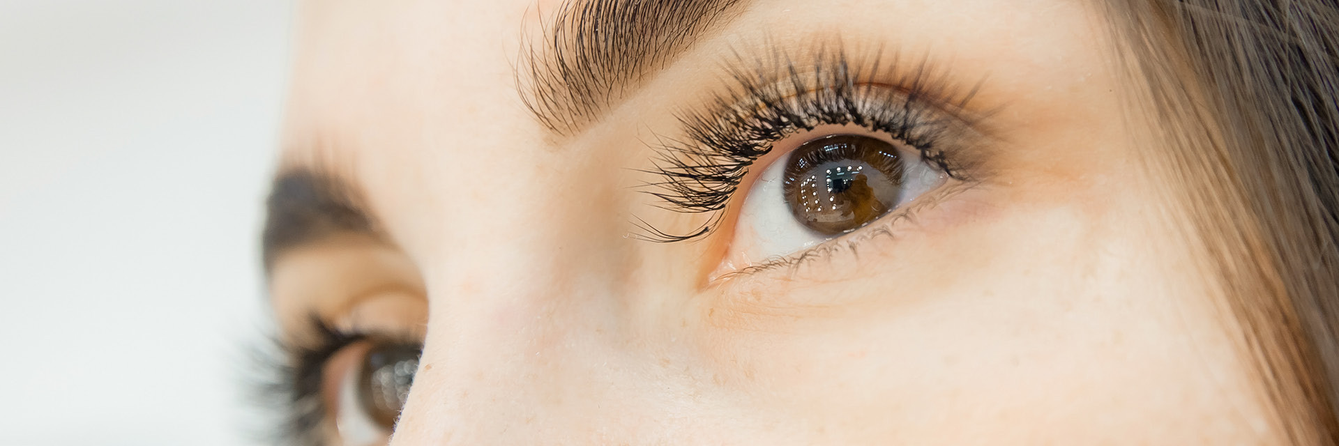 Apunta’t a la doble neteja: imprescindible per cuidar els teus ulls sensibles